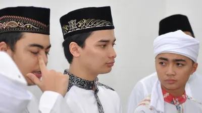 Ilustrasi--Anak dari almarhum ustad KH Muhammad Arifin Ilham, Muhammad Amer Azzikra (kiri), Muhammad Alvin Faiz (tengah) dan Muhammad Azka Najhan memberikan keterangan kepada wartawan terkait wafatnya ayahanda mereka di Majelis Az-Zikra, Babakan Madang, Kabupaten Bogor, Jawa Barat, Kamis (23/5/2019). Ustad Arifin Ilham meninggal dunia pada Rabu (22/5/2019) malam di RS Penang, Malaysia setelah menjalani perawatan karena penyakit kanker kelenjar getah bening dan kanker nasofaring. ANTARA FOTO/Arif Firmansyah/