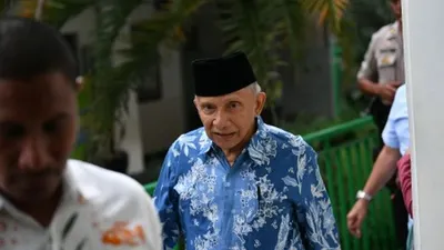 Ketua Dewan Kehormatan PAN Amien Rais (tengah) bersiap memberikan kesaksian dalam sidang kasus dugaan penyebaran berita bohong atau hoaks dengan terdakwa Ratna Sarumpaet di PN Jakarta Selatan, Jakarta, Kamis (4/4/2019). Sidang tersebut beragendakan mendengarkan keterangan dari empat orang saksi salah satunya yaitu Amien Rais. ANTARA FOTO/Sigid Kurniawan/aww.