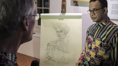 Gubernur DKI Jakarta Anies Baswedan (kanan) mendengarkan penjelasan Sejarawan Peter Carey (kanan) saat meresmikan Kamar Diponegoro, di Museum Sejarah Jakarta, Senin (1/4/2019). Kamar Diponegoro merupakan salah satu ruangan yang digunakan pahlawan nasional Pangeran Diponegoro selama 26 hari penahanan singkatnya di Balai Kota Batavia (Stadhuis). ANTARA FOTO/Dhemas Reviyanto/ama.