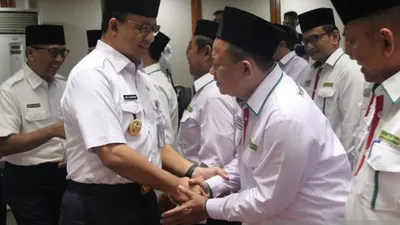 Gubernur DKI Jakarta, Anies Baswedan mengukuhkan 166 petugas yang mendampingi jamaah haji asal provinsi DKI Jakarta di Balai Agung, Gedung Balai Kota, Jakarta Pusat, Rabu (03/07/2019). Dokumen PPID