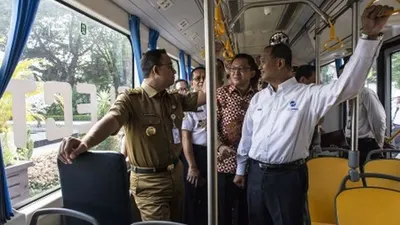 Gubernur DKI Jakarta Anies Baswedan (kiri), Dirut TransJakarta Agung Wicaksono (kanan) dan Dirut PT Bakrie & Brother Tbk (BNBR) Bobby Gafur Umar (kedua kanan) berbincang di dalam bus listrik saat mengikuti uji coba di Jakarta, Senin (29/4/2019). Pemprov DKI Jakarta bersama PT TransJakarta dan PT Bakrie & Brother Tbk menyelenggarakan uji coba bus listrik yang bertujuan untuk memastikan penggunaan kendaraan listrik sebagai alat transportasi umum di Jakarta. ANTARA FOTO/Aprillio Akbar/wsj.