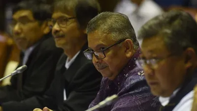 Sofyan Basir berbatik ungu