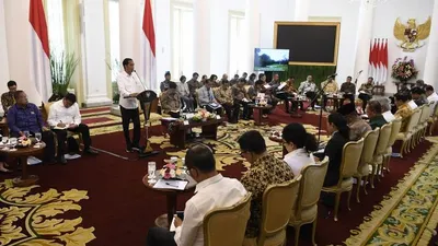 Presiden Joko Widodo menyampaikan arahan saat Sidang Kabinet Paripurna tentang ketersediaan anggaran dan pagu indikatif 2020 di Istana Bogor, Jawa Barat, Selasa (23/4/2019). (ANTARA FOTO/Puspa Perwitasari)