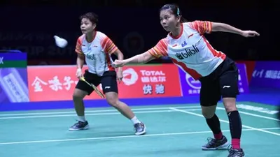 Pebulu tangkis ganda putri Indonesia Greysia Polii yang berpasangan dengan Apriyani Rahayu mengembalikan kok ke arah pebulu tangkis Taiwan Pai Yu Po dan Wu Ti Jung pada babak perempat final Piala Sudirman 2019 di Guangxi Sports Center Gymnasium, Nanning, China, Jumat (24/5/2019). ANTARA FOTO/Wahyu Putro A/foc.