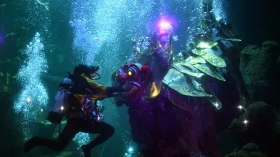 Atraksi barongan dalam air menghibur pengunjung di akuarium SeaWorld Ancol, Jakarta, Senin (4/3/2019). Sea World Ancol menampilkan pertunjukan budaya Barongan dalam air bertajuk 