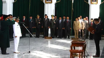 Gubernur Jawa Barat Ridwan Kamil melantik Eka Supria Atmaja sebagai Bupati Bekasi untuk sisa masa jabatan 2017-2022, di Aula Barat Gedung Sate, Jalan Diponegoro, Kota Bandung, Rabu (12/6/2019). (Irfan Al-Faritsi/ayobandung.com)
