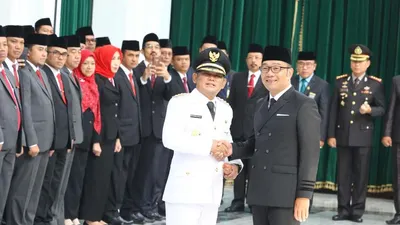 Gubernur Jawa Barat Ridwan Kamil melantik Eka Supria Atmaja sebagai Bupati Bekasi untuk sisa masa jabatan 2017-2022, di Aula Barat Gedung Sate, Jalan Diponegoro, Kota Bandung, Rabu (12/6/2019). Mantan Wakil Bupati Bekasi ini diangkat menjadi Bupati Bekasi karena Bupati Bekasi sebelumnya Neneng Hasanah Yasin terjerat kasus suap mega proyek Meikarta. (Irfan Al-Faritsi/Ayobandung.com)