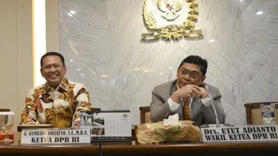 Ketua DPR Bambang Soesatyo (kiri) bersama Wakil Ketua DPR Utut Adiyanto (kanan) bersiap memulai pertemuan konsultasi dengan Menkeu Sri Mulyani di gedung parlemen, Senayan Jakarta, Kamis (20/6/2019). Pertemuan tersebut membahas anggaran pagu indikatif DPR tahun 2020. ANTARA FOTO/Nova Wahyudi/