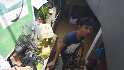 Warga terdampak banjir menyelamatkan barang miliknya saat banjir melanda permukiman di kawasan Rawajati, Jakarta Selatan, Jum'at (26/4/2019). Banjir akibat curah hujan yang tinggi di kawasan Bogor itu mengakibatkan ratusan rumah di enam RT Kelurahan Rawajati terendam hingga mencapai ketinggian empat meter dan sejumlah warga diungsikan. ANTARA FOTO/Indrianto Eko Suwarso/aww.