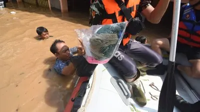 Petugas Damkar mengevakuasi warga terdampak banjir di kawasan Rawajati, Jakarta Selatan, Jum'at (26/4/2019). Banjir akibat curah hujan yang tinggi di kawasan Bogor itu mengakibatkan ratusan rumah di enam RT Kelurahan Rawajati terendam hingga mencapai ketinggian empat meter dan sejumlah warga diungsikan. ANTARA FOTO/Indrianto Eko Suwarso/aww.