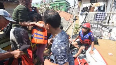 Petugas Damkar mengevakuasi warga terdampak banjir di kawasan Rawajati, Jakarta Selatan, Jum'at (26/4/2019). Banjir akibat curah hujan yang tinggi di kawasan Bogor itu mengakibatkan ratusan rumah di enam RT Kelurahan Rawajati terendam hingga mencapai ketinggian empat meter dan sejumlah warga diungsikan. ANTARA FOTO/Indrianto Eko Suwarso/aww.