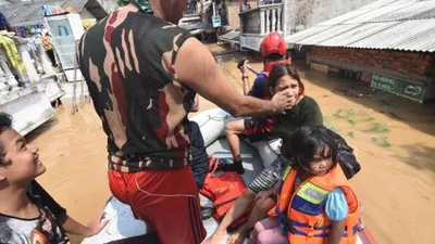 Petugas Damkar mengevakuasi warga terdampak banjir di kawasan Rawajati, Jakarta Selatan, Jum'at (26/4/2019). Banjir akibat curah hujan yang tinggi di kawasan Bogor itu mengakibatkan ratusan rumah di enam RT Kelurahan Rawajati terendam hingga mencapai ketinggian empat meter dan sejumlah warga diungsikan. ANTARA FOTO/Indrianto Eko Suwarso/aww.