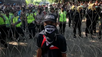 Polisi bersiaga saat aksi unjukrasa Forum Umat Islam Jawa Timur di depan gedung Bawaslu Jatim, Surabaya, Jawa Timur, Jumat (17/5/2019). Sekitar 924 personel polisi dari Polda Jatim dan Polrestabes Surabaya mengamankan unjukrasa sejumlah kelompok massa yang tergabung dalam Forum Umat Islam Jawa Timur. ANTARA FOTO/Didik Suhartono/nz.