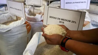 Pekerja menunjukkan jenis beras di Gudang Bulog Divre Jatim, Buduran, Sidoarjo, Jawa Timur, Kamis (23/5/2019). Persediaan bahan pokok terutama beras dan gula di Jawa Timur selama beberapa bulan mendatang tercatat dalam kondisi aman, yaitu terdiri atas stok beras sebesar 621.899 ton dan stok gula sebanyak 1.614 ton. ANTARA FOTO/Umarul Faruq/foc.