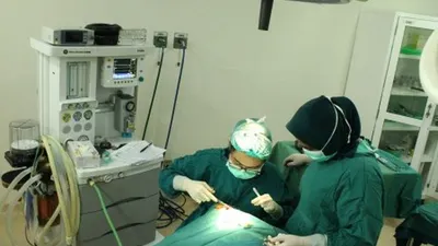Dokter melakukan proses operasi bibir sumbing seorang anak saat kegiatan donasi operasi bibir sumbing dan langit langit sumbing, di RS Hermina, Galaxy, Bekasi, Jawa Barat, Sabtu (25/5/2019). Operasi gratis bibir sumbing melalui program Lazada Berkah untuk semua yang berlangsung sejak 14-16 Mei 2019 itu sedikitnya membantu 200 anak yang bertujuan untuk memberikan senyum baru bagi anak anak Indonesia. ANTARA FOTO/Risky Andrianto/hp.
