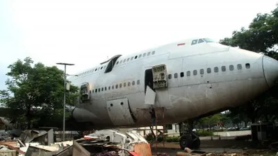 Sejumlah pekerja menyelesaikan perakitan badan pesawat Boeing 747-400, di Bekasi, Jawa Barat, Senin (1/4/2019). Perakitan pesawat yang sudah tidak layak pakai tersebut untuk digunakan sebagai restoran cepat saji. ANTARA FOTO/Risky Andrianto/foc,