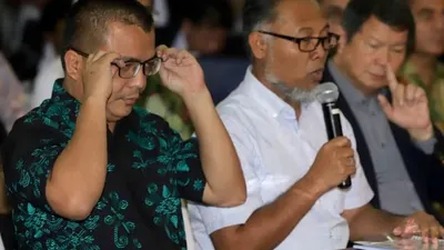 Bambang Widjodjanto (Tengah)