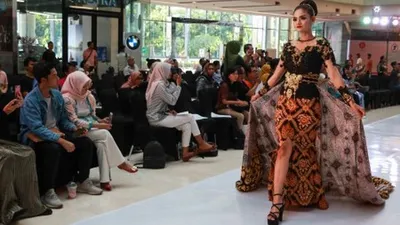 Ilustrasi--Model memeragakan busana di sela-sela jumpa pers 'Parade 101 Kebaya Millennial' di Surabaya, Jawa Timur, Sabtu (20/4/2019). Peragaan busana itu digelar untuk memperingati Hari Kartini. ANTARA FOTO/Didik Suhartono/aww.