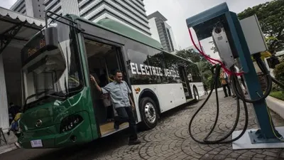Perjalanan Trasnjakarta Terganggu Aksi di Bawaslu