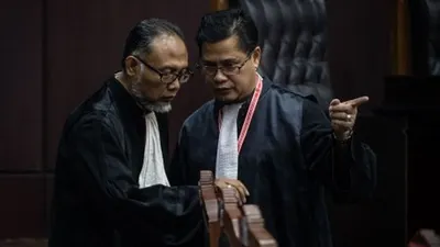 Ketua Tim kuasa hukum pasangan calon presiden dan calon wakil presiden nomor urut 02 Bambang Widjojanto (kiri), selaku pemohon bersiap mengikuti sidang Perselisihan Hasil Pemilihan Umum (PHPU) presiden dan wakil presiden di Gedung Mahkamah Konstitusi, Jakarta, Jumat (21/6/2019). Sidang tersebut beragendakan mendengar keterangan saksi dan ahli dari pihak terkait yakni paslon nomor urut 01 Joko Widodo (Jokowi)-Ma'ruf Amin. ANTARA FOTO/Aprillio Akbar/ama.