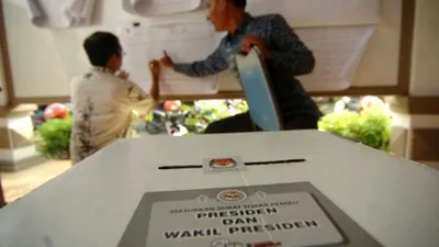 Ilustrasi--Petugas PPS melakukan rekapitulasi tingkat kelurahan di Pendapa Kecamatan Tegal Timur, Tegal, Jawa Tengah, Jumat (19/4/2019). Menurut Bawaslu, rekapitulasi TPS 01 Kelurahan Panggung dihentikan sementara, karena C1 plano penghitungan suara saksi dengan C1 plano penghitungan suara TPS berbeda, sehingga akan dilanjut dengan waktu yang tidak ditentukan. ANTARA FOTO/Oky Lukmansyah/hp.