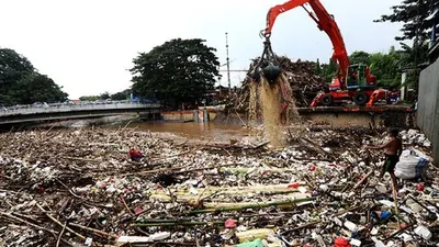 Ilustrasi pengerukan sampah