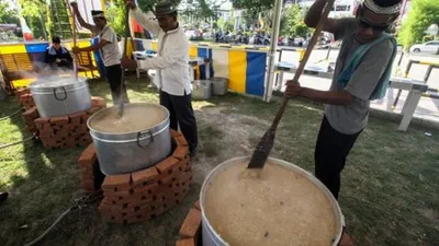 Ilustrasi--Warga memasak makanan tradisional 'kanji rumbi' di pelataran Masjid Agung Islamic Center Lhokseumawe, Aceh, Selasa (7/5/2019). Kanji rumbi merupakan makanan khas yang terbuat dari beras dan 30 jenis rempah-rempah, dedaunan dan sayur-sayuran dan sangat diminati masyarakat untuk menu berbuka puasa. ANTARA FOTO/Rahmad/nz.