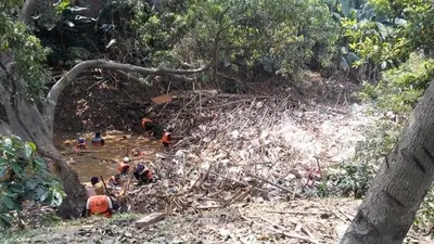 Pembersihan sampah-sampah bambu di Sungai Cikeas, Kecamatan Jatiasih, Kota Bekasi, Minggu (7/4/2019). (Dok. KP2C)