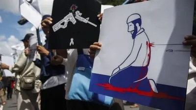 Umat muslim melakukan aksi solidaritas dan doa bersama terhadap korban penembakan Selandia Baru di kawasan Bundaran Gladak Solo, Jawa Tengah, Sabtu (16/3/2019). Solidaritas tersebut sebagai bentuk keprihatinan atas aksi terorisme penembakan di dua masjid kota Christchurch pada Jumat (15/3). ANTARA FOTO/Maulana Surya/nz.