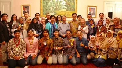 Tim mahasiswa Indonesia yang ikut serta pada kompetisi dan pameran Inovasi Internasional XXII Moscow International Salon of Inventions and Innovations Technologies Archimedes bertemu Dubes RI di Moskow, M Wahid Supriyadi, di Wisma Duta KBRI Moskow (31/3/2019). (FOTO ANTARA/HO-KBRI Moskow)
