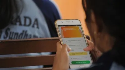 Ilustrasi-- Pelajar mengerjakan soal menggunakan aplikasi App Quiz saat simulasi Ulangan Kenaikan Kelas (UKK) di Sekolah Menengah Kejuruan (SMK) Pariwisata Dalung, Bali, Rabu (22/5/2019). Sekolah tersebut memanfaatkan aplikasi berbasis android yang dikembangkan untuk pelaksanaan UKK sebagai salah satu upaya menjaga lingkungan dengan mengurangi penggunaan kertas serta menyiapkan pembelajaran digital yang efektif dan efisien di era revolusi industri 4.0. ANTARA FOTO/Fikri Yusuf/aww.