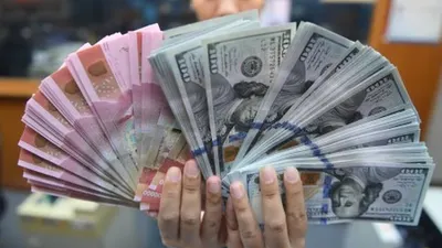 Pekerja menunjukkan uang Rupiah dan Dollar Amerika Serikat di sebuah tempat penukaran uang di Jakarta, Kamis (28/3/2019). Pada penutupan perdagangan, Rupiah menjadi salah satu mata uang dengan kinerja terburuk di kawasan Asia setelah ditutup melemah 0,25 persen ke level 14.243. ANTARA FOTO/Akbar Nugroho Gumay/wsj.