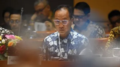 Menteri Sosial Agus Gumiwang Kartasasmita menyampaikan paparannya saat mengikuti rapat kerja dengan Komisi VIII DPR di Kompleks Parlemen Senayan, Jakarta, Selasa (18/6/2019). (ANTARA FOTO/Indrianto Eko Suwarso)