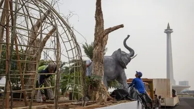 Pekerja menyelesaikan pembuatan kendaraan hias di kawasan Monas, Jakarta, Jumat (28/6/2019). (ANTARA FOTO/Dhemas Reviyanto)