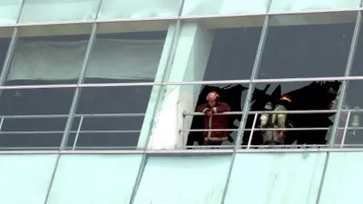 Petugas pemadam kebakaran setelah memadamkan api pasca kebakaran di pusat perbelanjaan ITC Depok, Kota Depok, Jawa Barat, Jumat (28/6/2019). (ANTARA FOTO/Yulius Satria Wijaya)