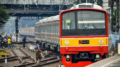 Penumpang Tertawa Perihatin Dengar Suara Petugas KRL yang Serak
