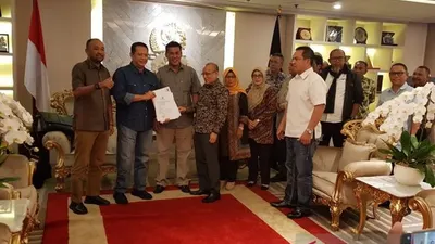 Ketua DPD I Golkar Kepri Ansar Ahmad menyerahkan dukungan tertulis kepada Bamsoet untuk maju dalam bursa calon Ketua Umum Golkar di kompleks MPR/DPD/DPR RI, Jakarta, Jumat (28/6/2019). (Istimewa)