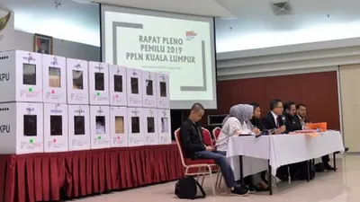 Ilustrasi--Ketua PPLN KL/ Korfung Pensosbud Agung Caahaya Sumirat (keempat kiri) dan Ketua Panwaslu Kuala Lumpur Yaza Azzahara Ulyana (kedua kiri) menjelaskan kepada pendukung saat Rapat Pleno Pemilu 2019 PPLN KL di KBRI, Kuala Lumpur, Malaysia, Minggu (22/4/19) malam. Rekapitulasi perolehan suara Pemilu 2019 Kuala Lumpur saat ini sebanyak 199.567 surat suara.. ANTARA FOTO/Rafiuddin Abdul Rahman/hp.