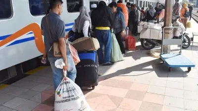 Ilustrasi--Sejumlah calon penumpang arus balik lebaran bersiap naik Kereta Api (KA) Kahuripan di Stasiun (KA) Madiun, Jawa Timur, Senin (10/6/2019). PT KAI memperpanjang masa operasional KA ekstra Lebaran Madiun Tambahan (Mantab) relasi Madiun-Pasar Senen yang rencana semula beroperasi 1-9 Juni diperpanjang hingga 16 Juni karena tingginya permintaan penumpang arus balik. ANTARA FOTO/Siswowidodo/hp.