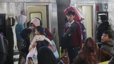 Penumpang kereta api Taksaka dari Yogyakarta tiba di Stasiun Gambir, Jakarta, Minggu (9/6/2019). PT Kereta Api Indonesia (KAI) Persero mencatat, hingga H+4 Lebaran atau 9 Juni 2019, sebanyak 78.249 pemudik telah tiba kembali di Jakarta melalui Stasiun Gambir, Jakarta Pusat. ANTARA FOTO/Reno Esnir/ama.
