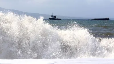 Kapal tongkang berlayar saat gelombang tinggi di Selat Bali terlihat dari Pantai Boom, Banyuwangi, Jawa Timur, Sabtu (1/6/2019). Badan Meteorologi Klimatologi dan Geofisika (BMKG) Maritim mengeluarkan peringatan dini gelombang tinggi sekitar 1.25 - 2.50 meter (sedang) dan angin kencang berpeluang terjadi di Perairan selatan Jawa sampai Sumbawa hingga beberapa hari ke depan. ANTARA FOTO/Budi Candra Setya/foc.