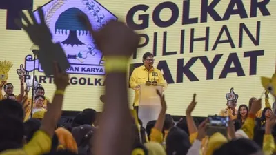 Ketua Umum DPP Partai Golongan Karya (Golkar) Airlangga Hartarto memberikan pidato politiknya saat Kampanye Akbar Partai Golkar di Istora Senayan, Jakarta, Selasa (9/4/2019). Dalam kampanye tersebut Golkar mengajak untuk memilih kader dari partai Golkar serta memilih pasangan Capres -Cawapres nomor urut 01 Joko Widodo (Jokowi) - Ma'ruf Amin pada Pemilu 2019. ANTARA FOTO/Muhammad Adimaja/ama.