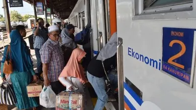 Sejumlah calon penumpang arus balik lebaran bersiap naik Kereta Api (KA) Kahuripan di Stasiun (KA) Madiun, Jawa Timur, Senin (10/6/2019). PT KAI memperpanjang masa operasional KA ekstra lebaran Madiun Tambahan (Mantab) relasi Madiun-Pasar Senen yang rencana semula beroperasi 1-9 Juni diperpanjang hingga 16 Juni karena tingginya permintaan penumpang arus balik. ANTARA FOTO/Siswowidodo/hp.