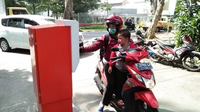 Pengunjung mencoba mesin parkir elektronik di kawasan GOR Pajajaran.