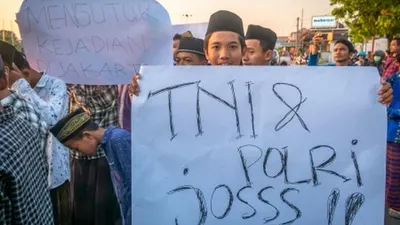 Ilustrasi--Sejumlah peserta dari berbagai elemen organisasi masyarakat yang terdiri dari Banser NU, Pemuda Anshor, Kokam, PMII, KNPI, HMI mengikuti aksi damai dukungan kepada TNI-POLRI di Demak, Jawa Tengah, Jumat (24/5/2019). Aksi tersebut sebagai apresiasi kepada TNI-POLRI yang telah menjaga keamanan dan ketertiban dalam aksi 22 Mei 2019 lalu di Jakarta, serta mengutuk oknum penyebab kerusuhan agar ditindak tegas sesuai hukum yang berlaku. ANTARA FOTO/Aji Styawan/pd.