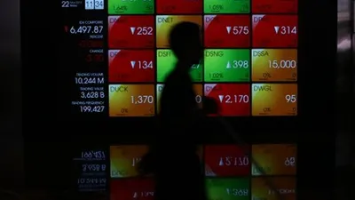 Karyawan melintas di depan layar pergerakan saham di Bursa Efek Indonesia, Jakarta, Jumat (22/3/2019). Indeks Harga Saham Gabungan (IHSG) ditutup menguat 23,49 poin atau 0,36 persen ke level 6.525,27. ANTARA FOTO/Rivan Awal Lingga/pras.