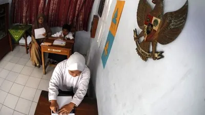 Ilustrasi--Siswa penyandang tunanetra dan penglihatan terbatas (low vision) SMPLB/A YKAB Solo mengerjakan soal Ujian Sekolah Berstandar Nasional (USBN) di Solo, Jawa Tengah, Senin (8/4/2019). Pihak sekolah mempersiapkan guru pendamping, selain pengawas ujian, untuk membantu kebutuhan siswa selama ujian sekaligus sebagai persiapan pelaksaan Ujian Nasional pada 22 April 2019. ANTARA FOTO/Maulana Surya/aww.