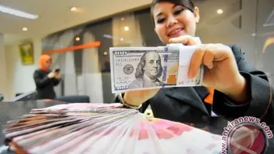 Petugas menghitung uang dolar AS di Jakarta (ANTARA FOTO/Yudhi Mahatma)