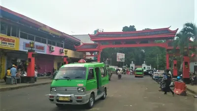 Angkot Bogor melintas di Jalan Suryakencana.