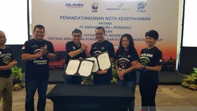 PT Angkasa Pura I (Persero) dan WWF Indonesia menandatangani nota kesepahaman tentang Kerja Sama Konservasi dan Edukasi Lingkungan Hidup sebagai upaya untuk menjaga ekosistem bumi. (Antara)